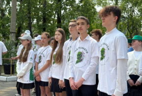 Сад памяти украсил территорию одной из школ в Хабаровске