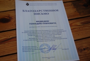 Бревна пилят-щепки летят!